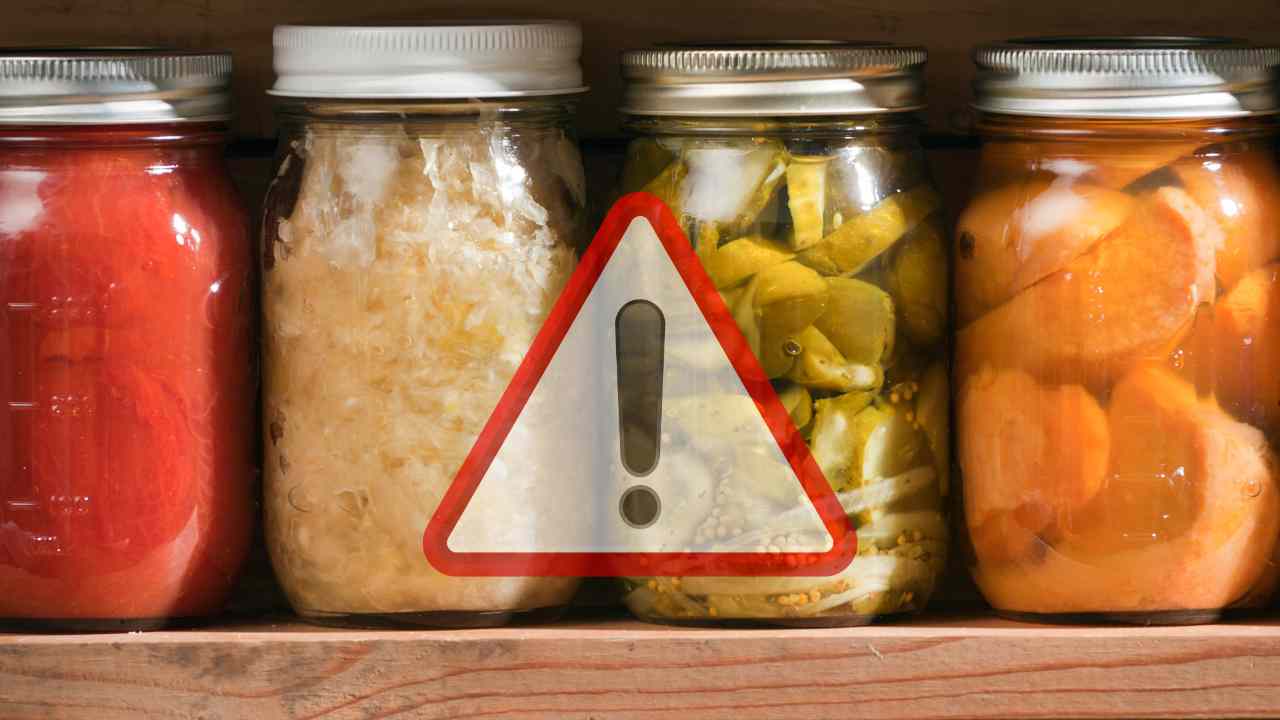 Dei barattoli con conserve