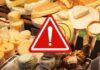 Diversi formaggi esposti in vendita