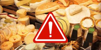 Diversi formaggi esposti in vendita