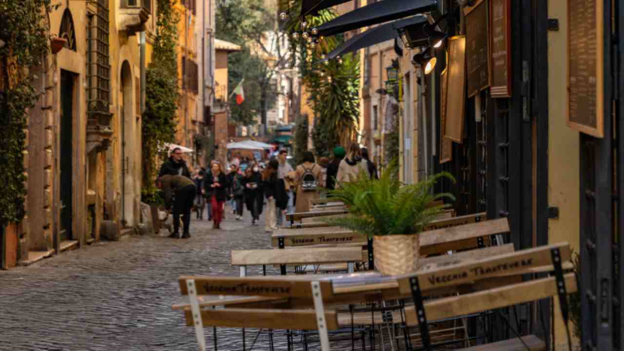 Tavoli in strada di un ristorante a Roma