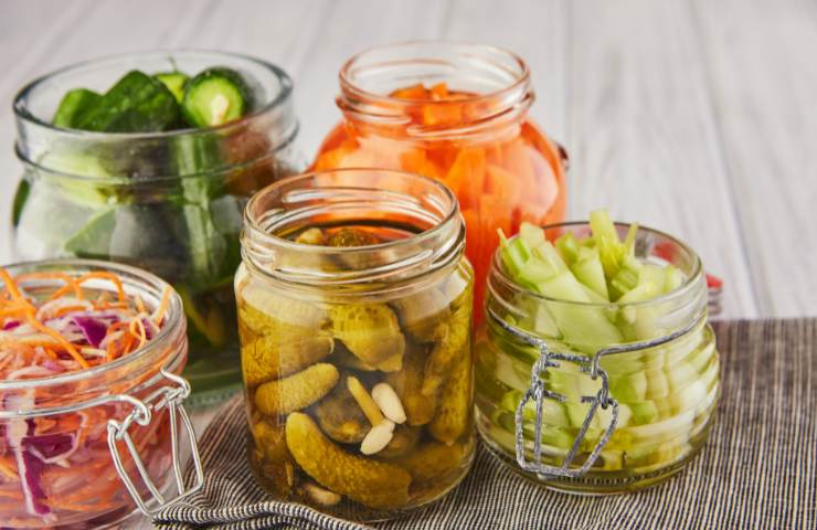 Dei barattoli di conserve aperti