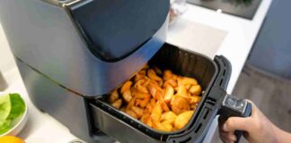 Patate croccanti 2.0: con la friggitrice ad aria sembrano fritte, ma non lo sono (e spariscono in 5 minuti) Patate croccanti in friggitrice ad aria ricettasprint.it