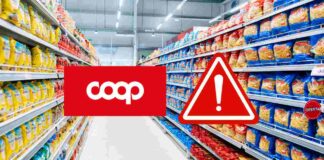 Una corsia di supermercato con pasta esposta