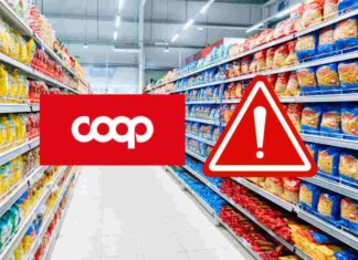 Una corsia di supermercato con pasta esposta