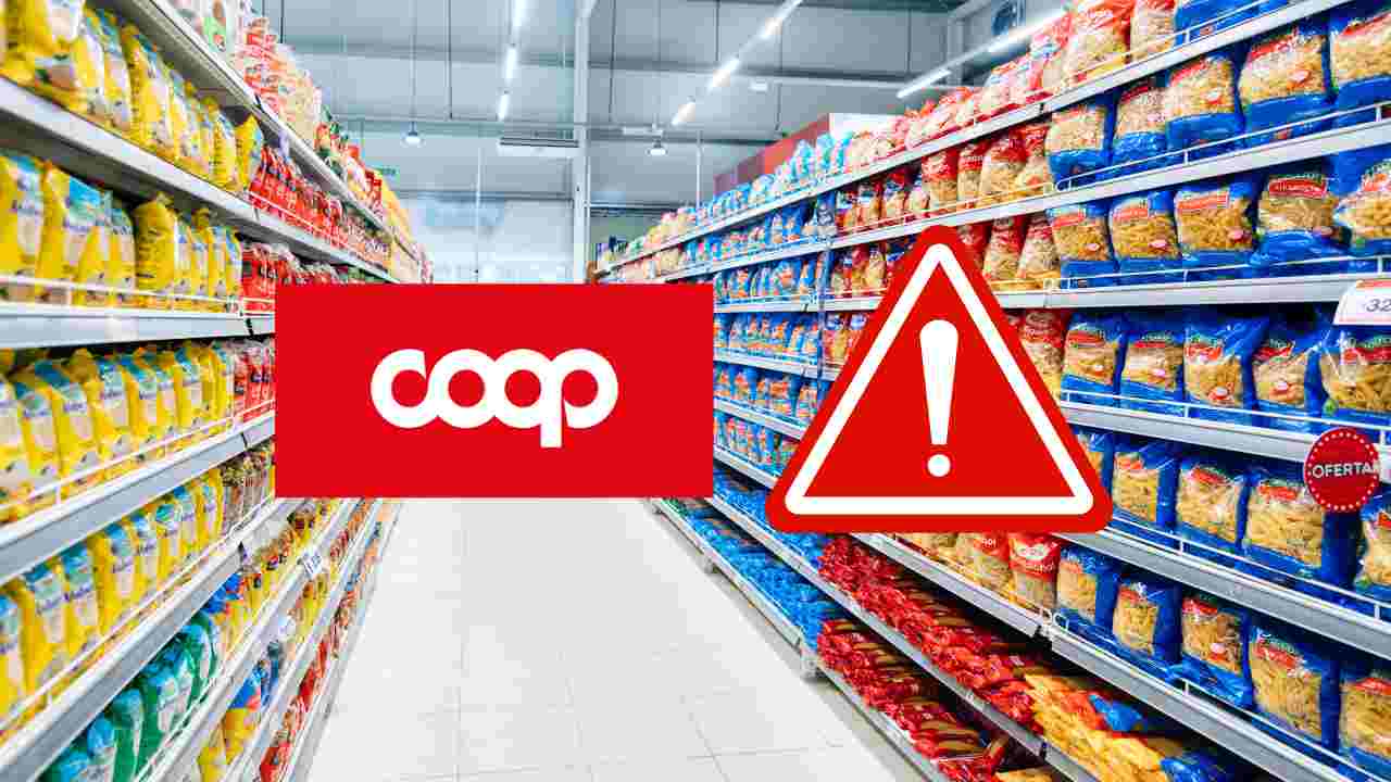 Una corsia di supermercato con pasta esposta
