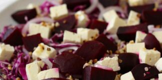 Avevo mezzo cavolo viola, un po’ di feta e ho fatto un contorno veloce che è finito in 5 minuti Cavolo viola e feta. ricettasprint.it