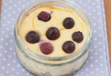I dolci bicchiere sono da sempre i miei preferiti: questi poi si fanno con due ingredienti Cheesecake al bicchiere leggerissima - RicettaSprint