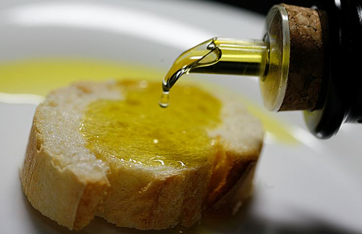 Olio su una fetta di pane