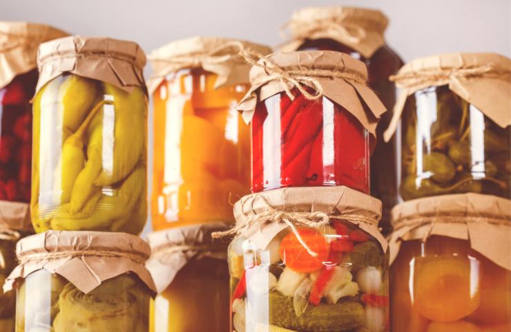 Diversi barattoli di conserve chiusi