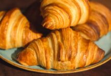 Ma quale colazione al bar, i cornetti li faccio io e senza nemmeno accendere il forno Cornetti senza forno a colazione - RicettaSprint