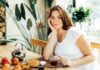 Una donna che fa colazione