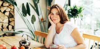 Una donna che fa colazione