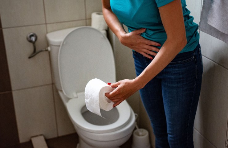 Una donna in bagno con dolori addominali