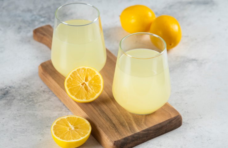Limoni e succo di limone