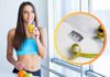 Una ragazza che beve un succo fatto in casa