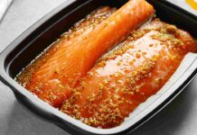 Filetto di salmone al forno con miele e senape. ricettasprint.it
