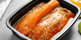 Filetto di salmone al forno con miele e senape, il piatto che ti fa sentire al ristorante Filetto di salmone al forno con miele e senape. ricettasprint.it