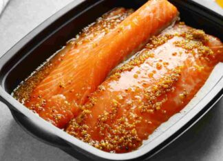 Filetto di salmone al forno con miele e senape. ricettasprint.it