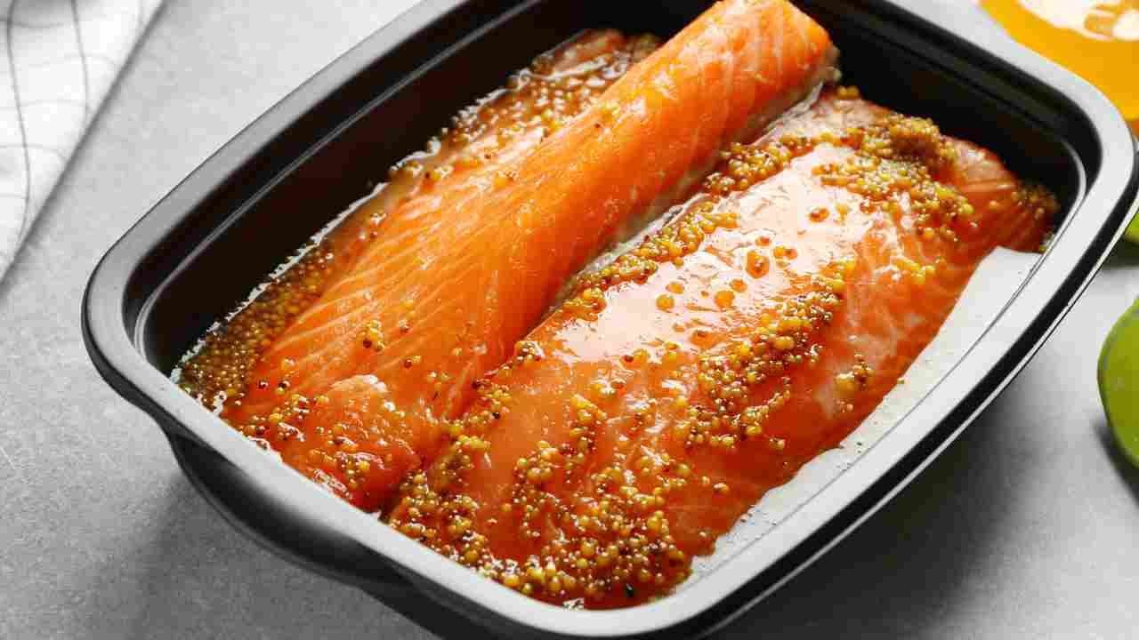 Filetto di salmone al forno con miele e senape. ricettasprint.it