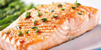 Filetto di salmone al forno con yogurt ed erbe aromatiche. ricettasprint.it