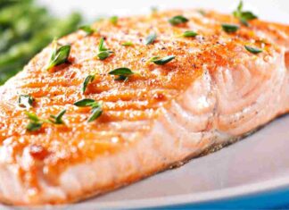 Filetto di salmone al forno con yogurt ed erbe aromatiche. ricettasprint.it