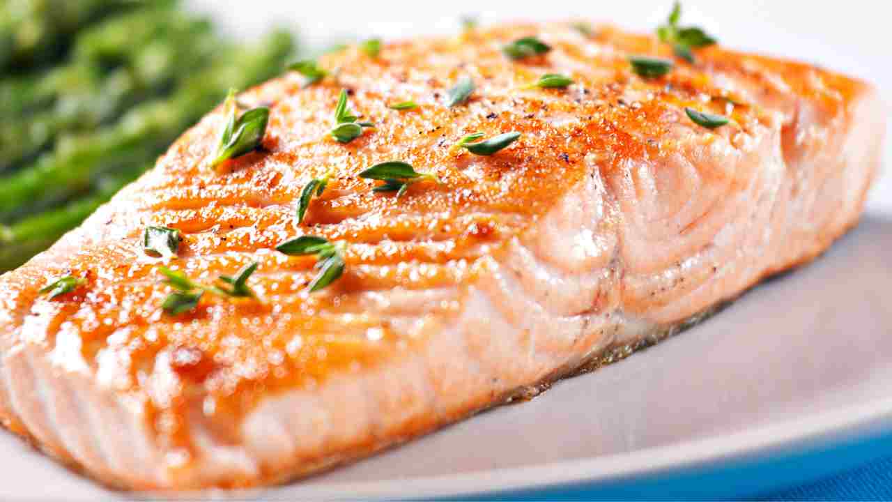 Filetto di salmone al forno con yogurt ed erbe aromatiche. ricettasprint.it