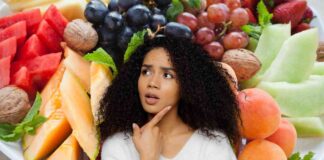 Diversi tipi di frutta estiva ed una donna perplessa