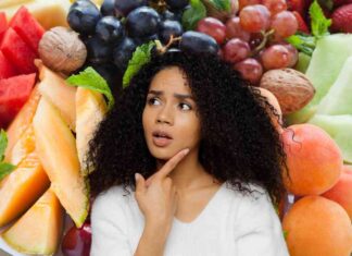 Diversi tipi di frutta estiva ed una donna perplessa