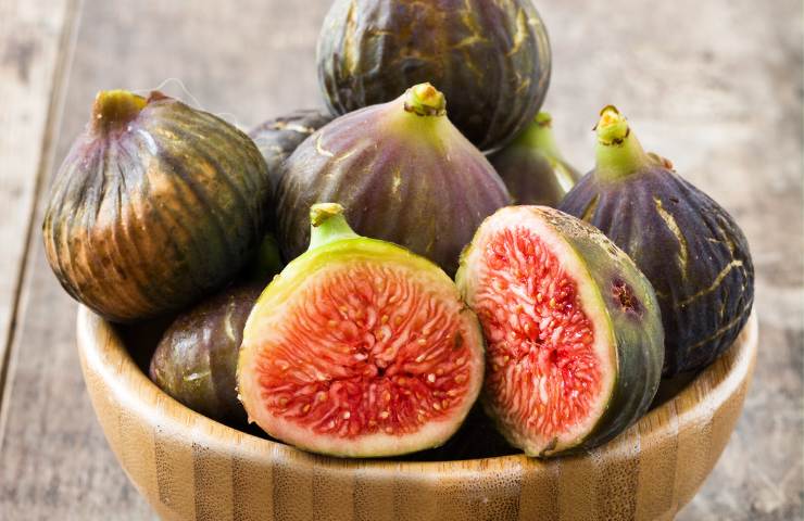 Una ciotola con diversi fichi