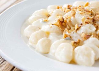 Gnocchi di patate con crema di gorgonzola e noci. ricettasprint.it