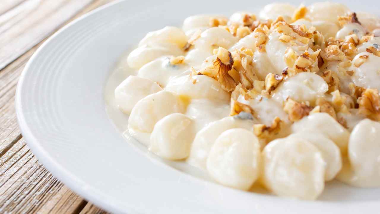 Gnocchi di patate con crema di gorgonzola e noci. ricettasprint.it