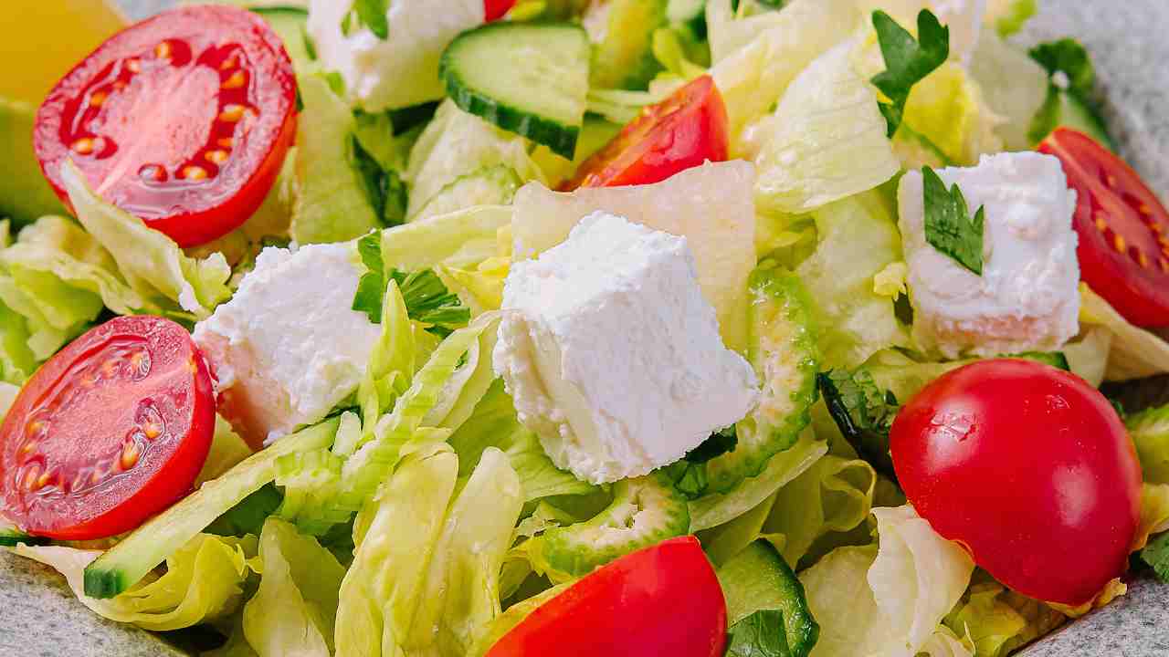 Insalata con feta e pomodori - Ricettasprint.it