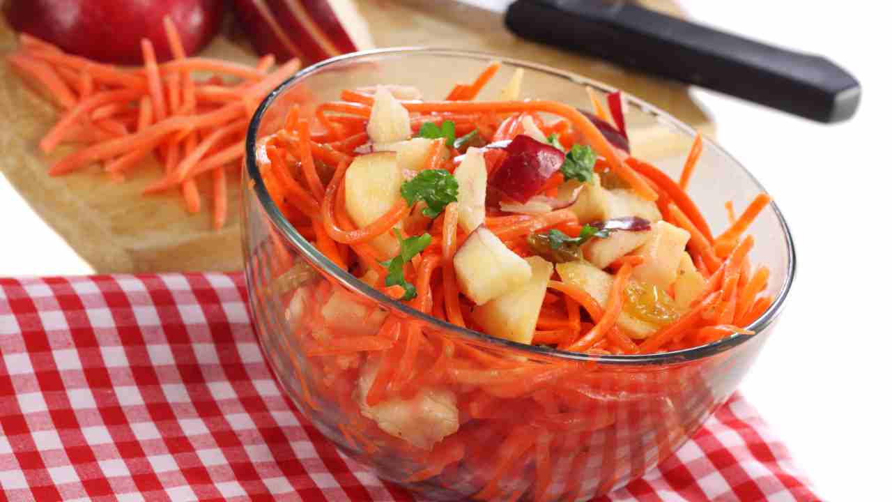Ho preparato un’insalata di carote con quello che avevo nel frigo, ho fatto un primo piatto light super fresco a prova di dieta