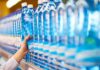 Bottiglie di acqua minerale al supermercato