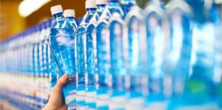 Bottiglie di acqua minerale al supermercato