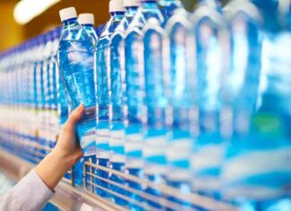 Bottiglie di acqua minerale al supermercato