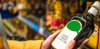 Una bottiglia di olio extravergine d'oliva