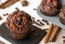 Muffin al cioccolato con sorpresa | ricetta facile, veloce e pronta da gustare subito in soli 10 minuti Muffin al cioccolato
