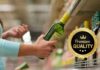 Una donna con una bottiglia di olio extravergine d'oliva