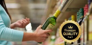 Una donna con una bottiglia di olio extravergine d'oliva