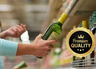 Una donna con una bottiglia di olio extravergine d'oliva