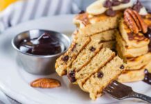 Pancake golosi, ma super leggeri, senza glutine e senza lattosio ma cosa vuoi di più! Una colazione con zero rimorsi Pancake senza glutine e senza lattosio con gocce di cioccolato - Ricettasprint.it