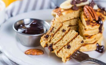 Pancake senza glutine e senza lattosio con gocce di cioccolato - Ricettasprint.it