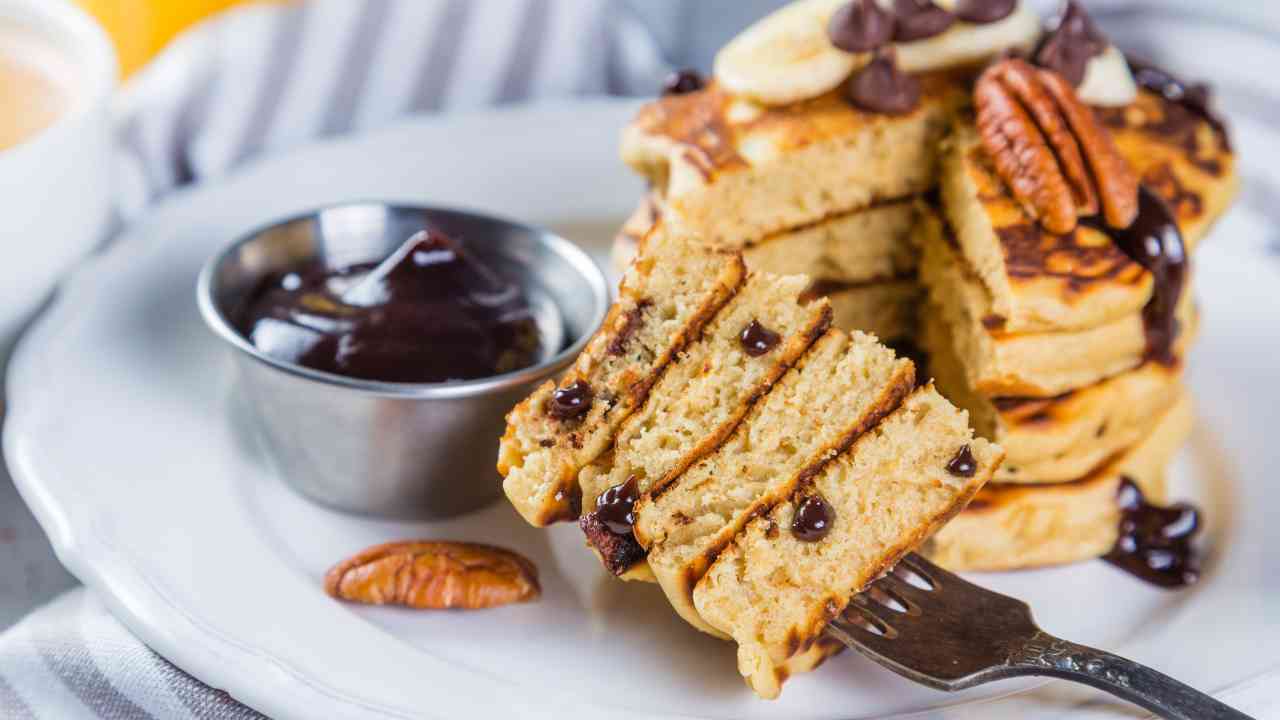 Pancake senza glutine e senza lattosio con gocce di cioccolato - Ricettasprint.it