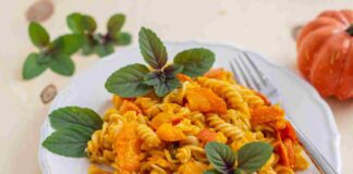 Pasta con zucca e crumble croccante