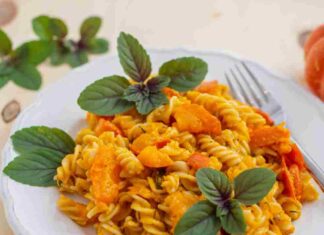 Pasta con zucca e crumble croccante