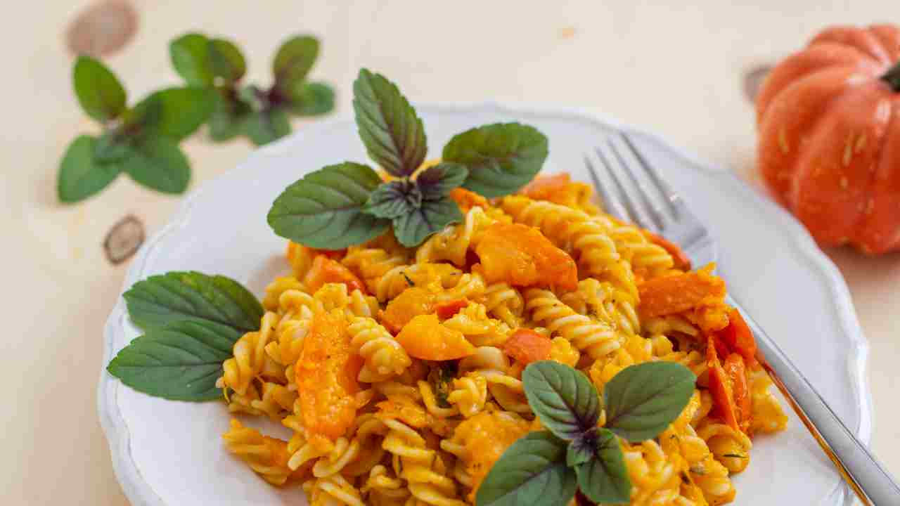 Pasta con zucca e crumble croccante