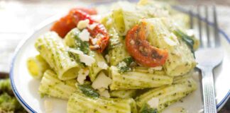 Pasta fredda pesto di mandorle e basilico con pomodorini. ricettasprint.it