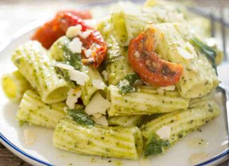 Pasta fredda pesto di mandorle e basilico con pomodorini. ricettasprint.it