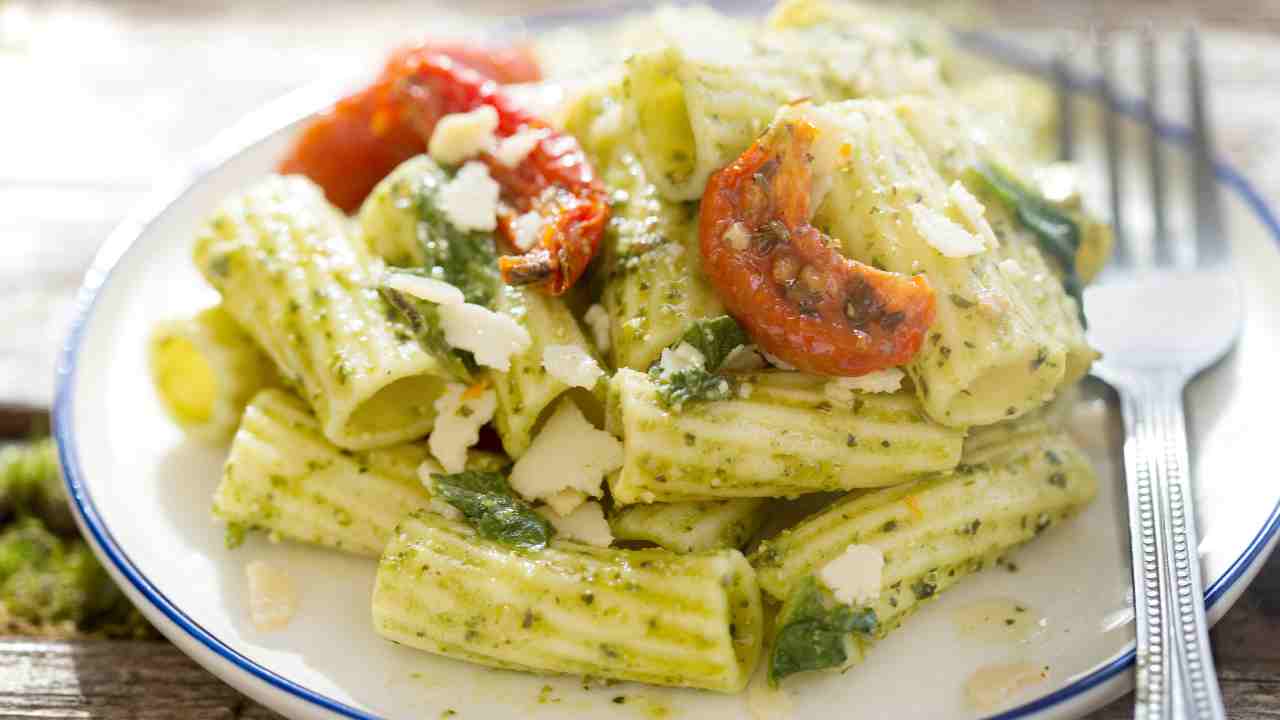 Pasta fredda pesto di mandorle e basilico con pomodorini. ricettasprint.it